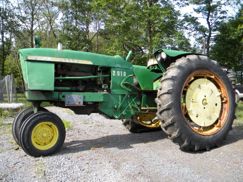 John Deere  2010 tractor